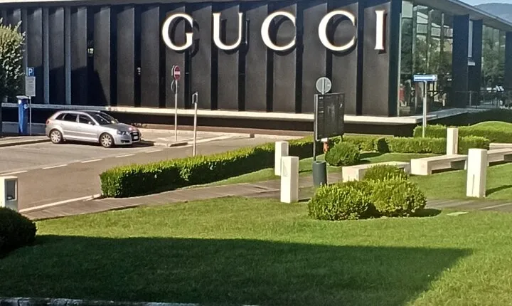 Transfer from Florence to Arezzo with a stop at The Mall Outlet