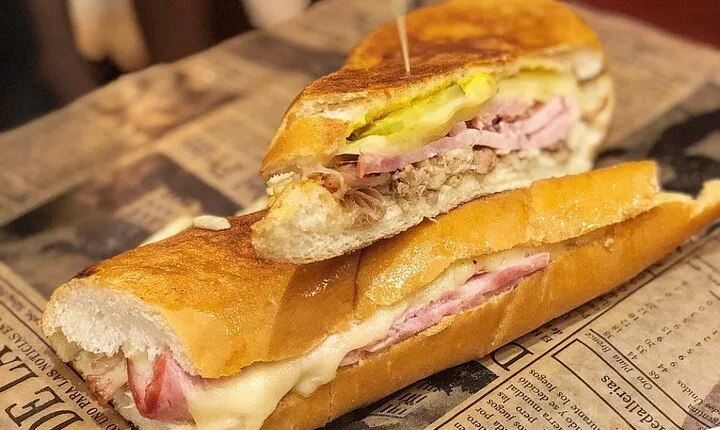 Calle Ocho Walking and food Tour: Cigars, coffee and Live Salsa