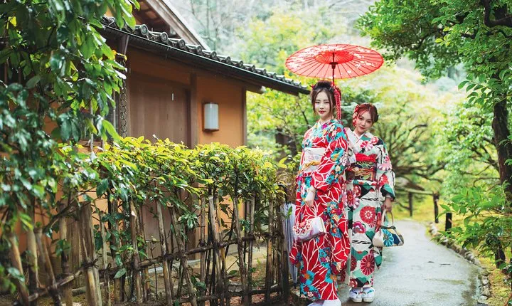 Long-sleeved 'Furisode' Kimono Experience in Kyoto