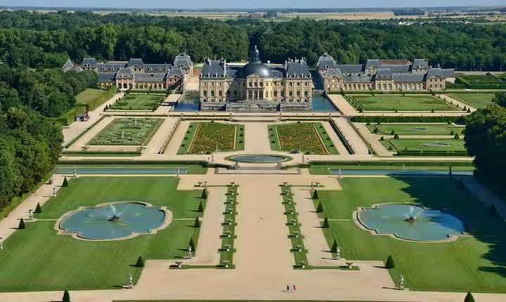 Vaux-le-Vicomte Castle Day Trip with Chateaubus Shuttle