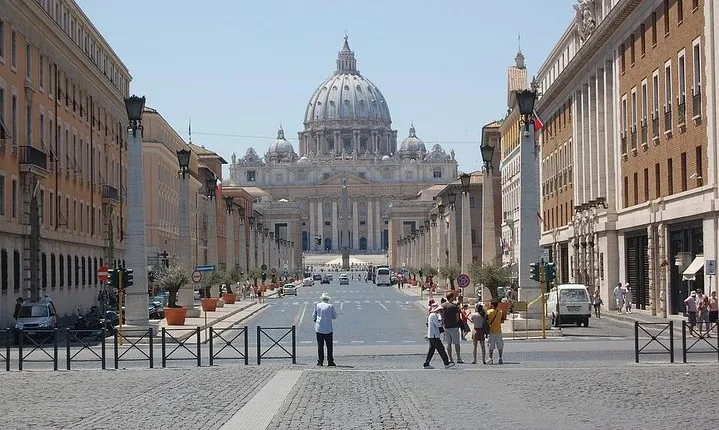 From Civitavecchia to Rome: Vatican, Fountains & Squares VIP Private Tour