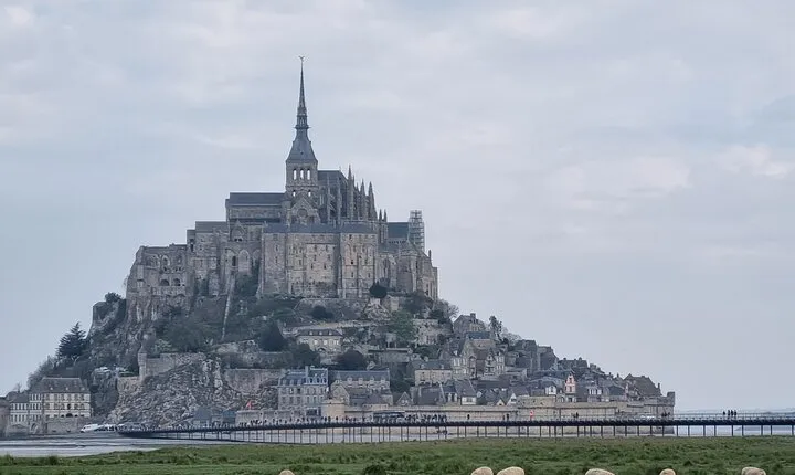 2 hour guided tour of Mont Saint Michel, abbey ticket included