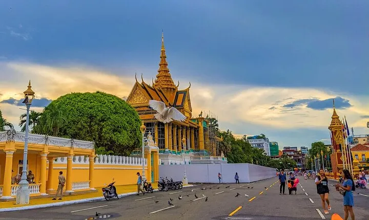 Koh Dach Silk Island and Phnom Penh City Private Day Tour