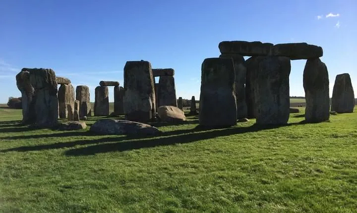 Private Full-Day Tour of Stonehenge and Bath from London