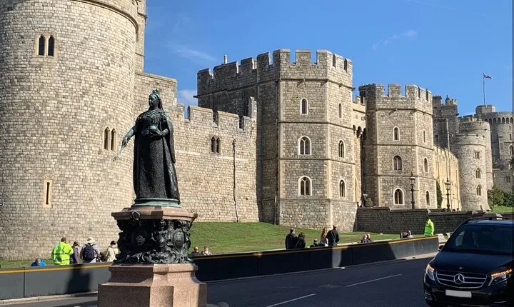 Private Vehicle Round-trip From London to Windsor Castle