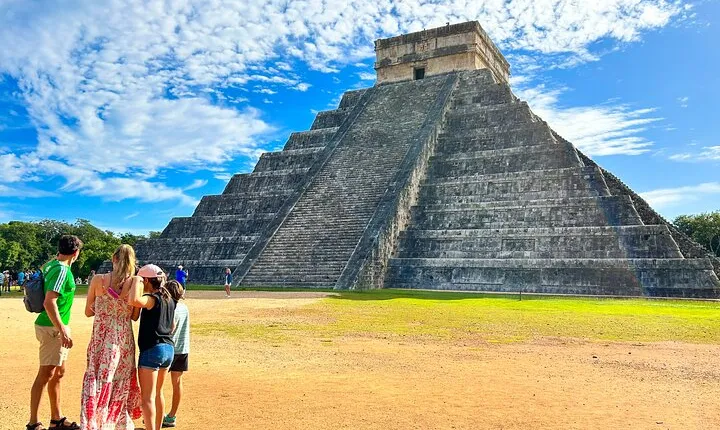 Chichen Itza Early Access Tour with Expert Guide & Buffet Lunch