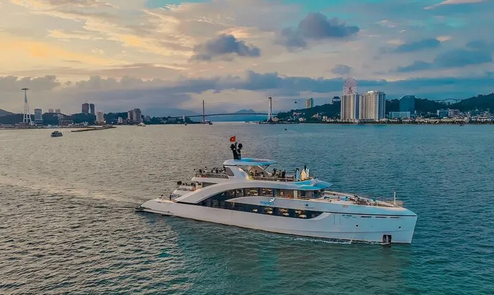 Sunset View, Dining & Harmony Performance on Ha Long Luxury Yacht