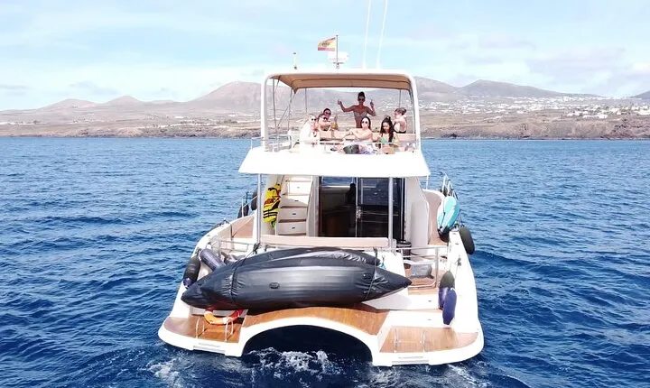 Puerto del Carmen: Catamaran Trip with Water Sports