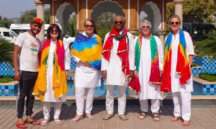 From Delhi: Taj Mahal Day Tour With Traditional Dress