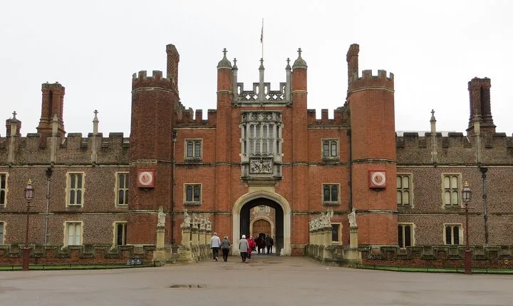 Hampton Court Palace Stonehenge and Roman Bath Tour with Passes