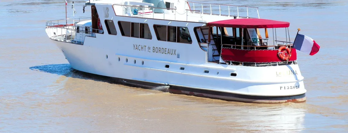 One hour and a half commented cruise on the yacht "Le Luna"