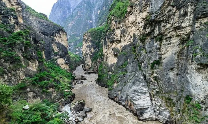 2 Days Tiger Leaping Gorge Hiking Tour by public coach