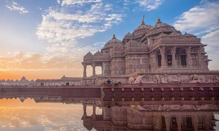 Small-Group Guided Tour to Akshardham Temple in New Delhi