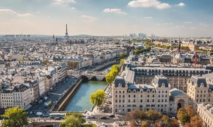 Tour History and Photography with the Eiffel Tower
