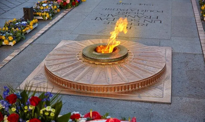 Half-Day Private Guided Walking Historic WW2 Tour of Paris