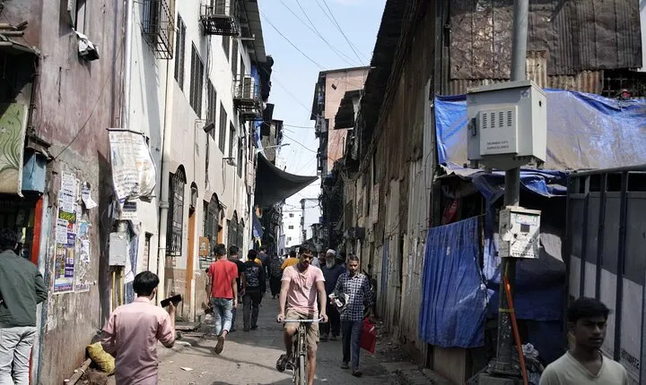 Mumbai Slum Dhobi Ghat and Train Ride Tour with a Local Guide