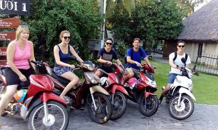 Small group Saigon Inside Out by Motorbike for 3 Hours