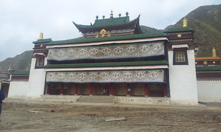 Private Overnight Tour from Xian to Labrang by Round-way Bullet Train