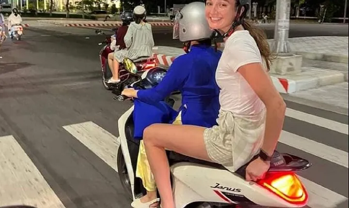 Da Nang Food Tour Motorbike & Sightseeing By Ao Dai Lady Rider