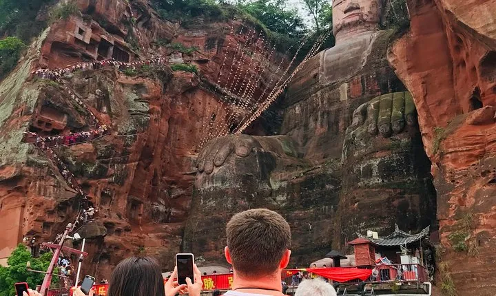 Chengdu Private Day Trip: the Research Base of Giant Panda & Leshan Giant Buddha