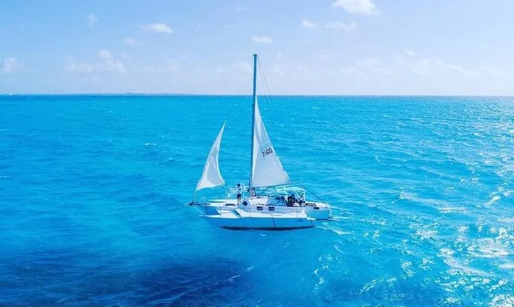 Isla Mujeres Premium Tour in Private Catamaran with Lunch
