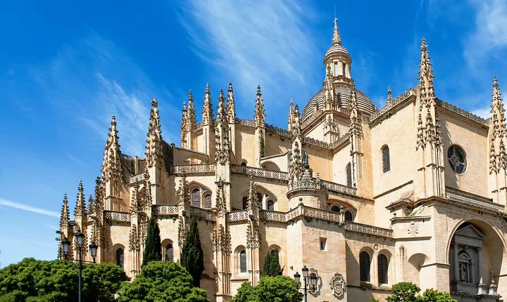 Segovia Tour with Guided Walking Tour Included