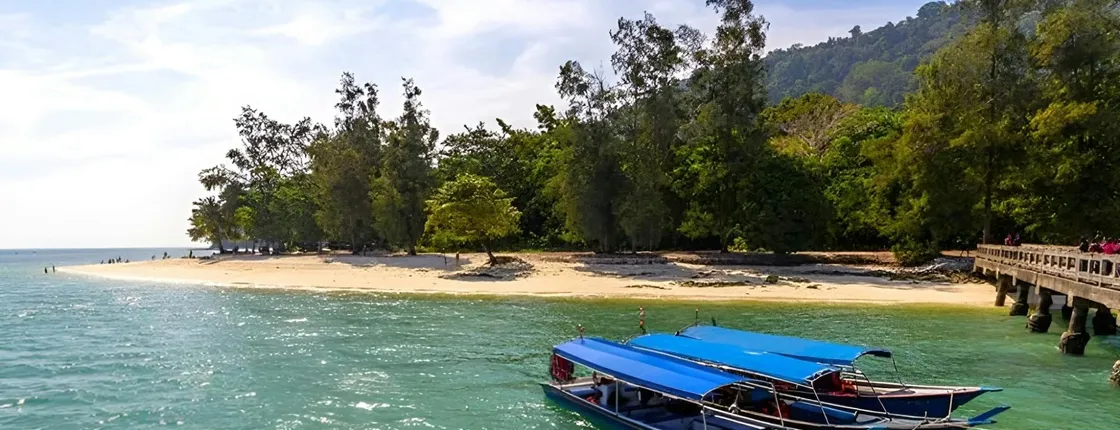 Langkawi island-hopping tour with eagle feeding and lake visit