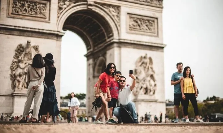 Arc de Triomphe and Seine River Cruise 