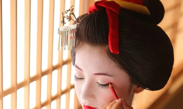 Kyoto: Maiko Makeover and Photoshoot Experience (Women only)
