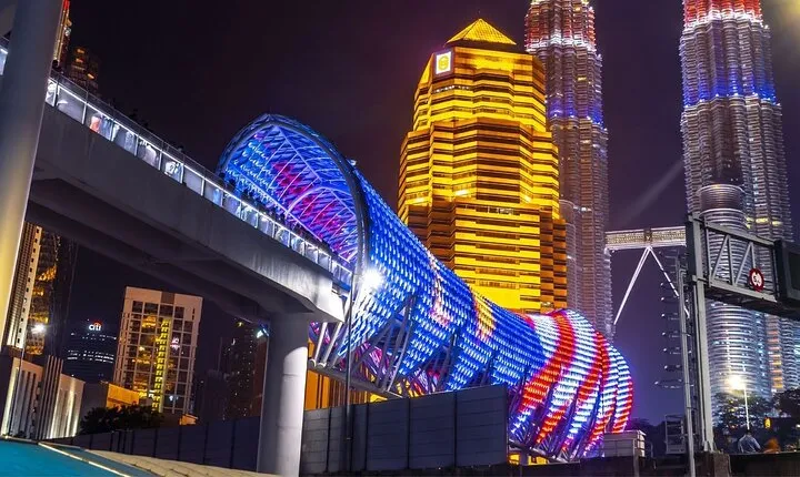 Kuala Lumpur Night Tour with Lake Symphony and Saloma Bridge