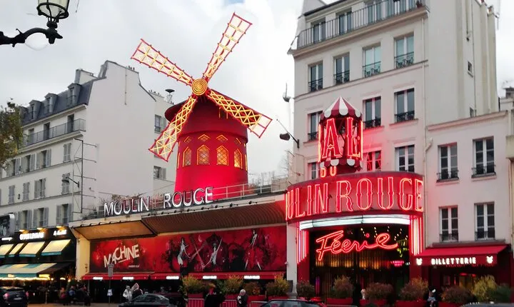 Access to a Self-Guided Walk in Montmartre