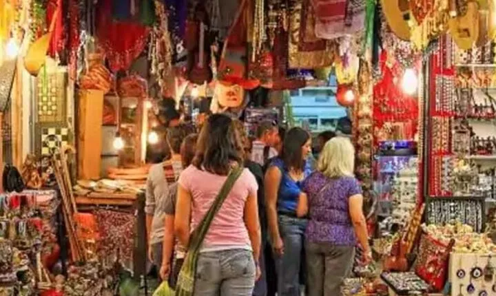 Mumbai Shopping Tour: Your Guide to Indian Traditional Shopping