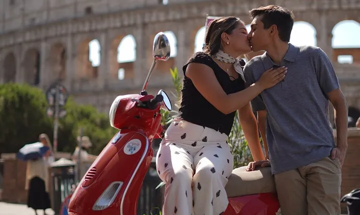 Vespa Tour in Rome with professional photographer 