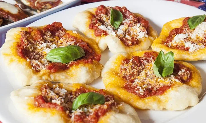 Private Pizza & Tiramisu Class at a Cesarina's home with tasting in Pavia