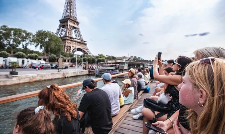River Seine Sightseeing Boat Tour with Audio Guide