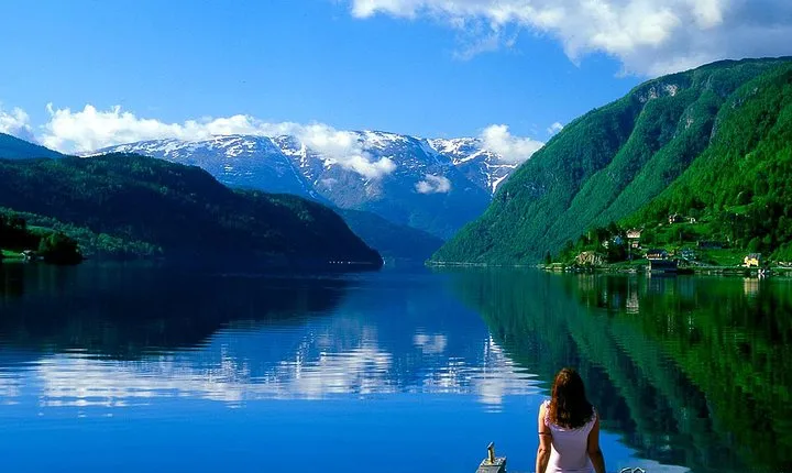 Bergen: Private Full-Day Roundtrip to Hardangerfjord with cruise