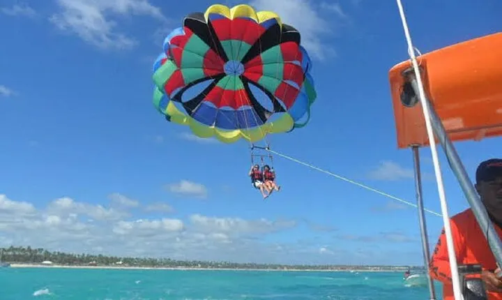 Hurghada: Red Sea Parasailing with Private Transfers