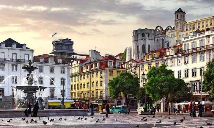 Private 4-hour Walking Tour of Lisbon with official tour guide