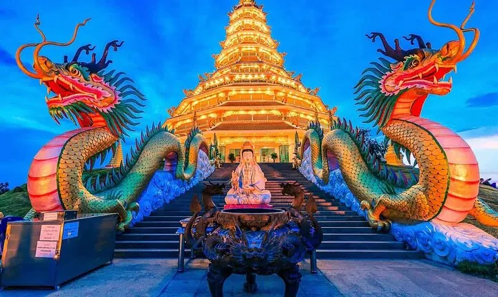 Chiang Rai by Night: Incredible Temples, Market and Northern Dinner