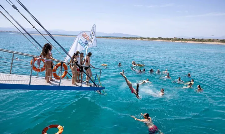 Athens: Island Swimming Day Cruise—DJ, Lunch & Drinks incl.