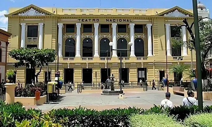 San Salvador Highlights Walking Tour with a Guide