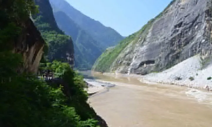 Lijiang Sanyi airport (LJG) Pick up and Tiger Teaping Gorge Private Tour