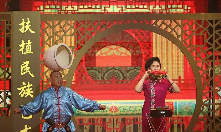 Private Tour: Tiananmen Area Night Walk with Lao She Teahouse Show