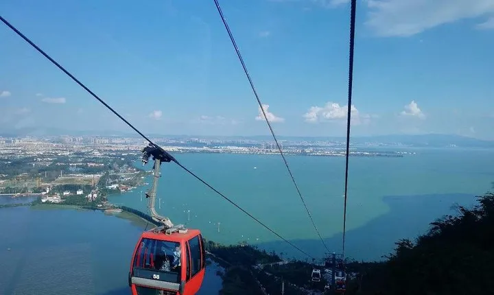 Kunming Private Day Tour to Dianchi Lake, West Hill and Anning Hotsprings