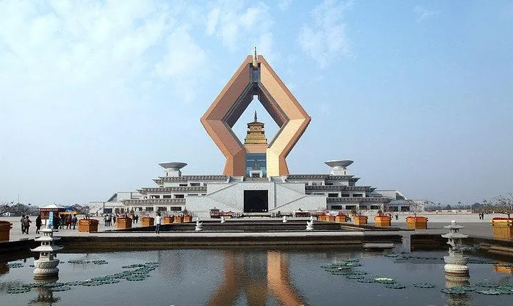 Private Day Tour to FaMen Temple and Vegetarian food Experience