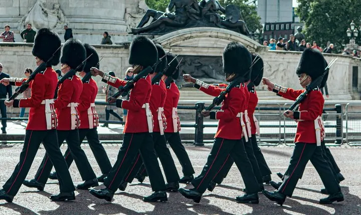 London Highlights: Guided Walking Tour & Changing of the Guards