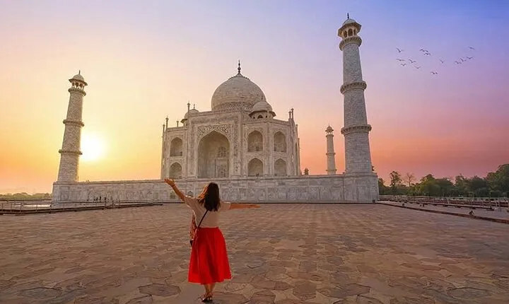 Sunrise Tour of Taj Mahal with Guide and Entrance Fees