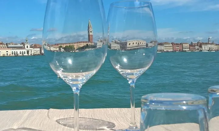 Venice 'Bacari' Evening Tour: Wine, Culture, and Snacks - T7