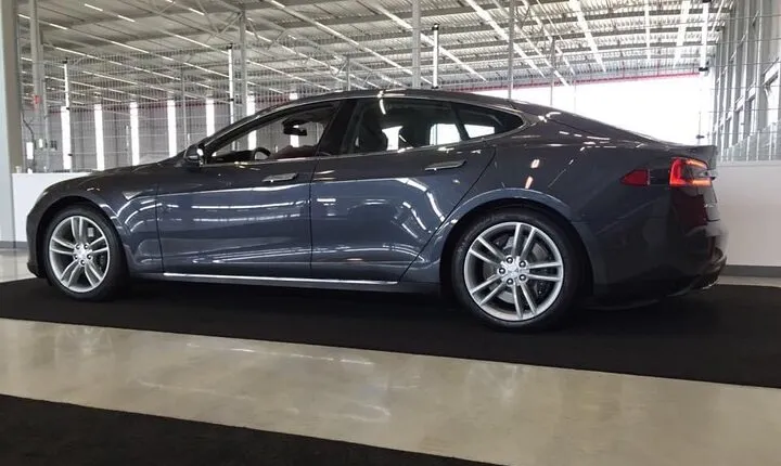 Private Customizable Leiden Sightseeing Tour in a Tesla