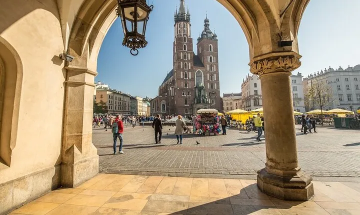 Walking Guided Tour with Street Food in Krakow